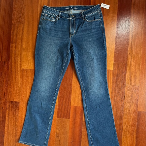 Old Navy Women’s Blue Jeans
Mid-Rise Kicker Boot-Cut - Picture 3 of 4